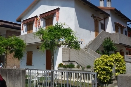 Villa Rosa con balcone